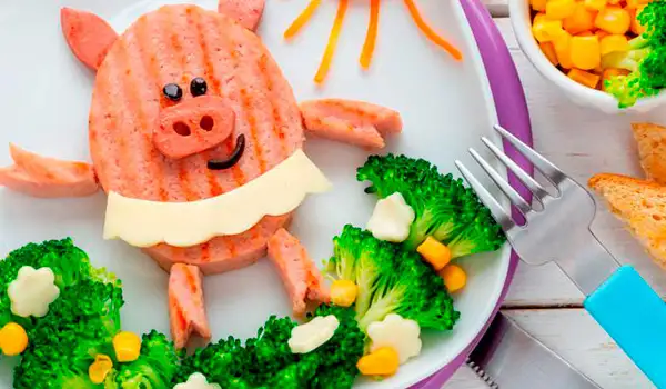 Plato de comida con decoración infantil.